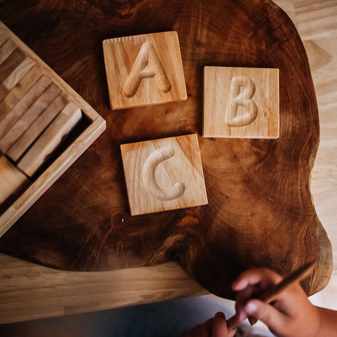 QTOYS - Capital Letter Spelling Tiles & Tray